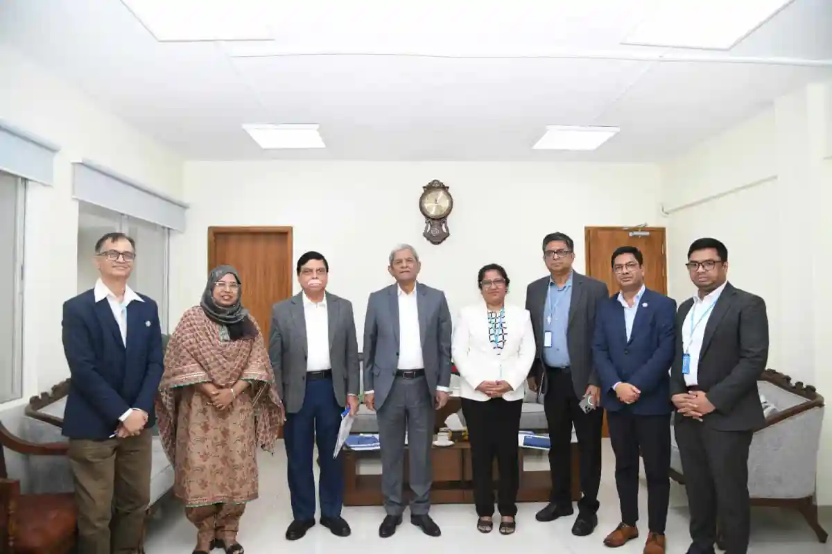 সরকারি কর্মকর্তাদের সঙ্গে বৈঠকরত নারী ও পুরুষ সদস্যরা. Channel i News - চ্যানেল আই নিউজ