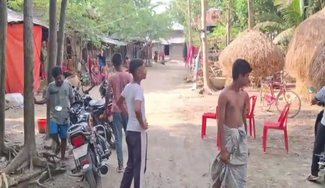গ্রামের রাস্তা ও শিশুদের সাথে পরিবারের সদস্যরা. Channel i News - চ্যানেল আই নিউজ