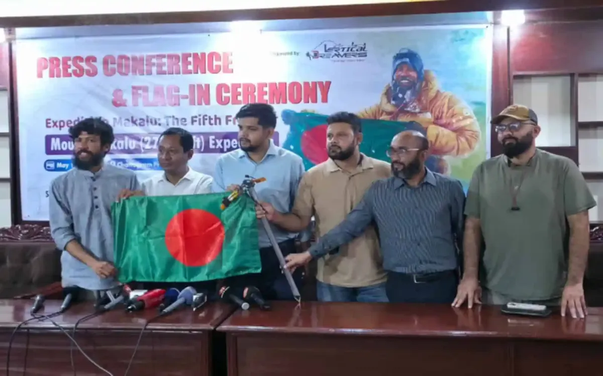 বঙ্গবন্ধু শেখ মুজিবুর রহমানের ছবি সহ প্রেস কনফারেন্সে অংশগ্রহণকারী ব্যক্তিরা. Channel i News - চ্যানেল আই নিউজ