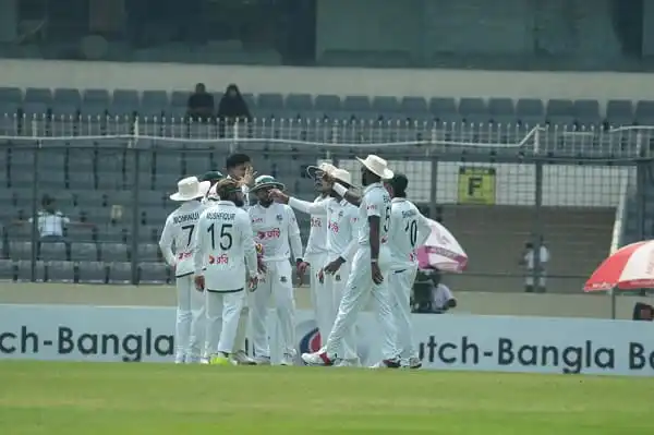 বাংলাদেশ ক্রিকেট দলের খেলোয়াড়রা মাঠে আলোচনা করছে।. Channel i News - চ্যানেল আই নিউজ