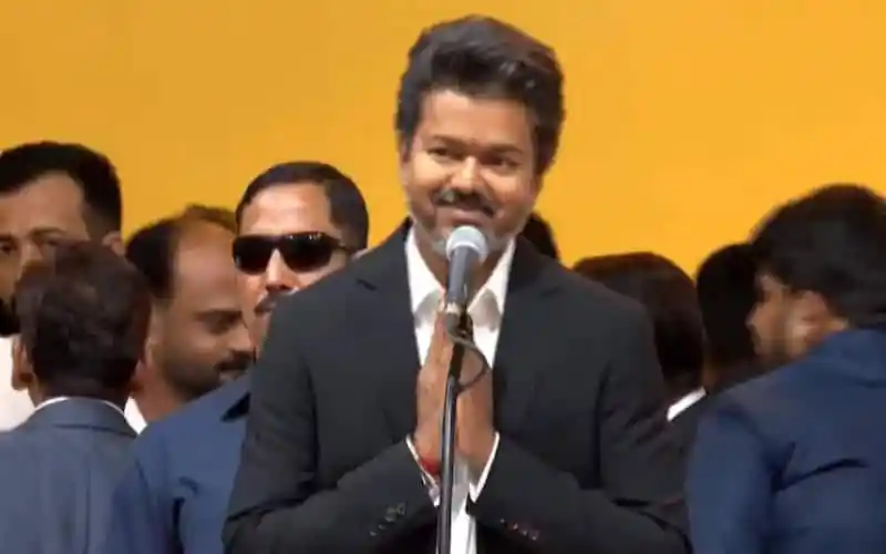 বাংলাদেশের একজন নেতা জনসম্মুখে বক্তব্য দিচ্ছেন, আশেপাশে অনুগত কর্মীরা উপস্থিত।. Channel i News - চ্যানেল আই নিউজ