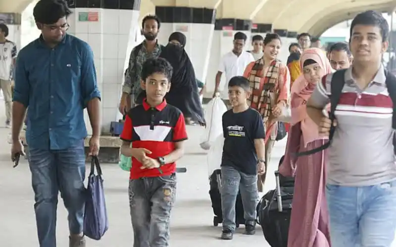 চট্টগ্রাম রেলস্টেশনে ঈদযাত্রার জন্য যাত্রীরা ট্রেনে উঠছে. Channel i News - চ্যানেল আই নিউজ