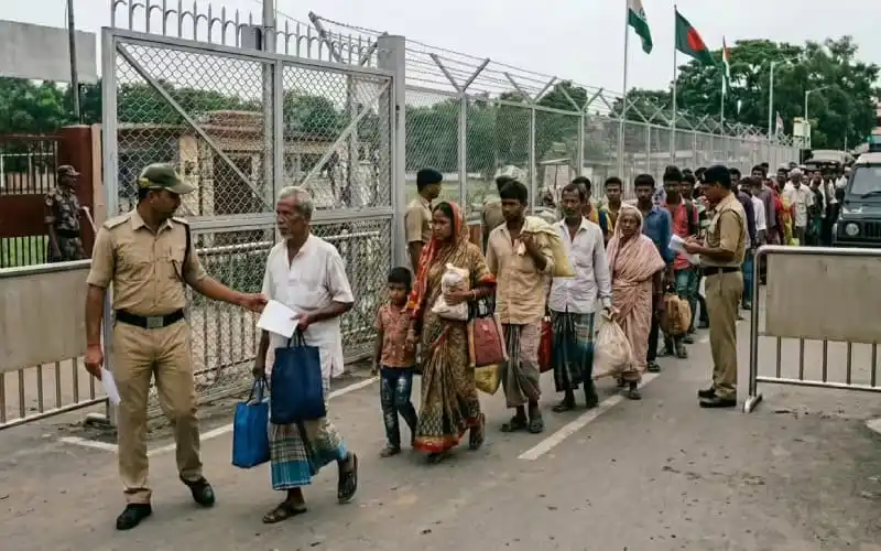 বাংলাদেশে ফেরত পাঠানো ব্যক্তিদের ফিরিয়ে নেওয়ার জন্য লাইন।. Channel i News - চ্যানেল আই নিউজ