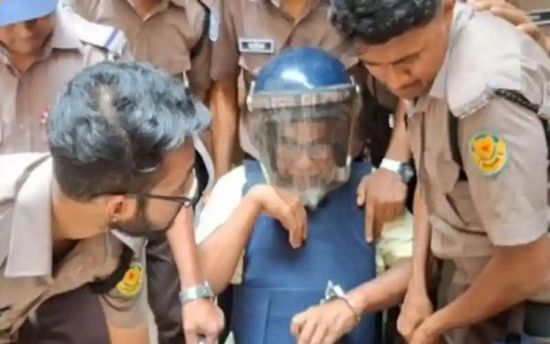 বাধা দিয়ে একজন নারীকে আটকাচ্ছেন পুলিশ সদস্যরা. Channel i News - চ্যানেল আই নিউজ