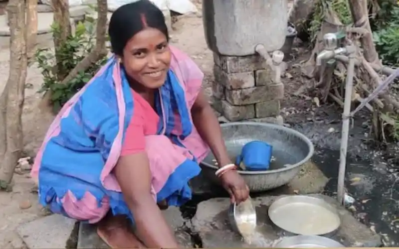 গৃহকর্মী জল পরিষ্কার করে, বাংলার গ্রামীণ জীবনচিত্র. Channel i News - চ্যানেল আই নিউজ