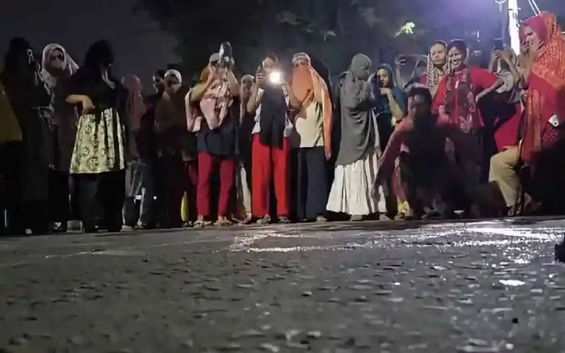 Midnight protest at Eden College demanding ban on student politics. Channel i News - চ্যানেল আই নিউজ