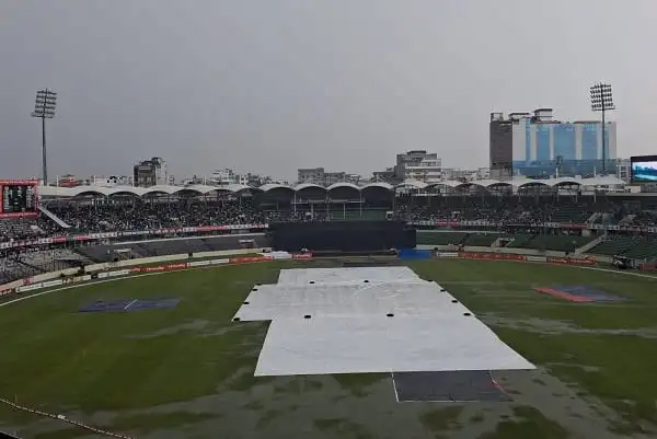 ঢাকা স্টেডিয়ামে বৃষ্টির কারণে মাঠ ঢেকে রাখা হয়েছে।. Channel i News - চ্যানেল আই নিউজ