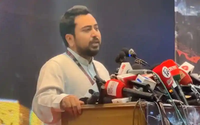 নাহিদ ইসলাম বক্তৃতা দিচ্ছেন, পত্রিকা ও মিডিয়া প্রতিনিধিদের সামনে. Channel i News - চ্যানেল আই নিউজ