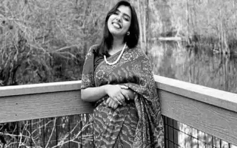 খুশি নারী প্রকৃতি পেছনে নদী ও গাছের পাশে দাঁড়িয়ে. Channel i News - চ্যানেল আই নিউজ