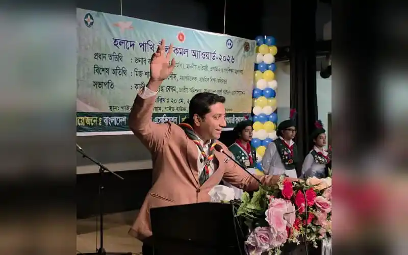 বাংলাদেশের শিক্ষামন্ত্রী শিক্ষার্থীদের সাথে শুভেচ্ছা বিনিময় করছেন।. Channel i News - চ্যানেল আই নিউজ