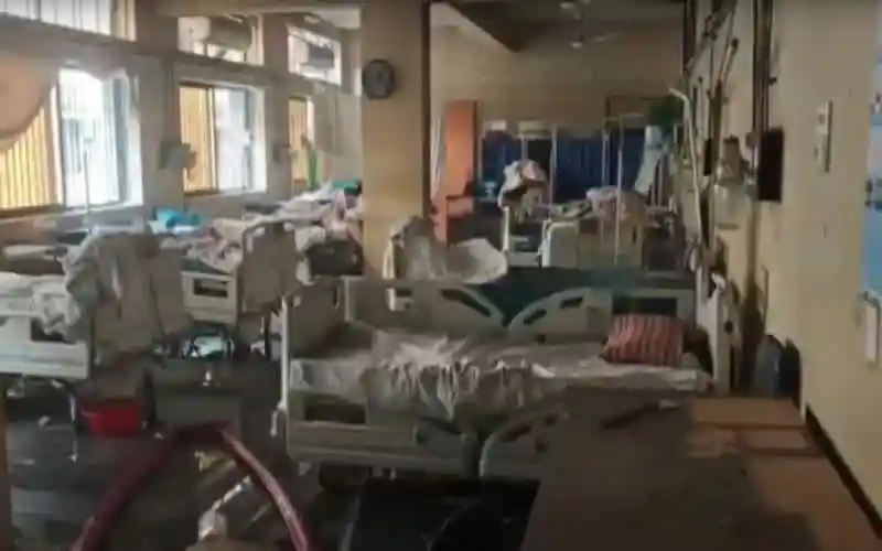 খুলনা মেডিকেল কলেজ হাসপাতালের জরুরি বিভাগে অগ্নিকাণ্ডের পর ধোঁয়া ও ক্ষতিগ্রস্ত বিছানা ও সরঞ্জাম।. Channel i News - চ্যানেল আই নিউজ