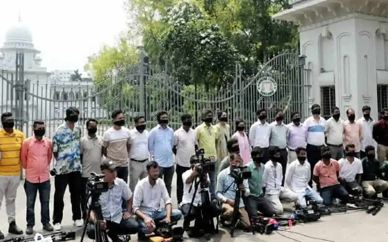 মানববন্ধনে অংশ নেওয়া সাংবাদিকরা মুখে কালো কাপড় বেঁধে প্রতিবাদ জানাচ্ছেন।. Channel i News - চ্যানেল আই নিউজ