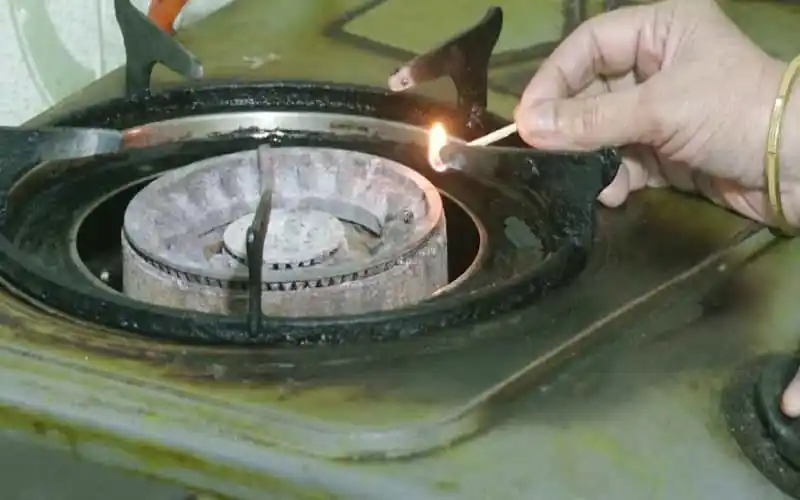 গ্যাস লাইন পরীক্ষা করার জন্য আগুনের সাহায্যে পরীক্ষা করা হচ্ছে।. Channel i News - চ্যানেল আই নিউজ