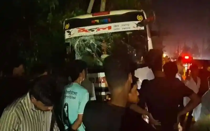 চট্টগ্রামে বাস-লেগুনা সংঘর্ষের দৃশ্য, আহত ও নিহতের খবর. Channel i News - চ্যানেল আই নিউজ