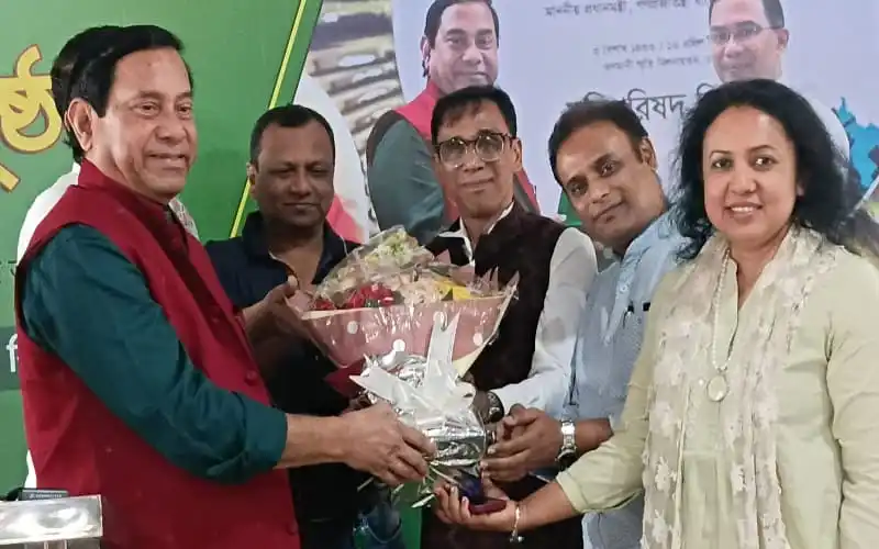 চ্যানেল আই অনলাইন নেতৃবৃন্দের সঙ্গে ফুলের তোড়া গ্রহণ করছেন. Channel i News - চ্যানেল আই নিউজ