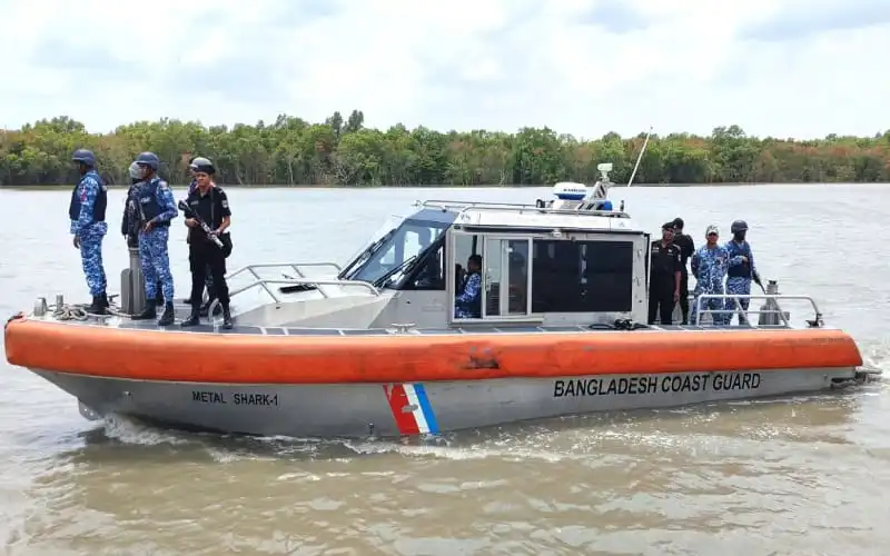 বাংলাদেশ কোস্ট গার্ডের জাহাজ বনদস্যু দমনে অভিযান চালাচ্ছে. Channel i News - চ্যানেল আই নিউজ