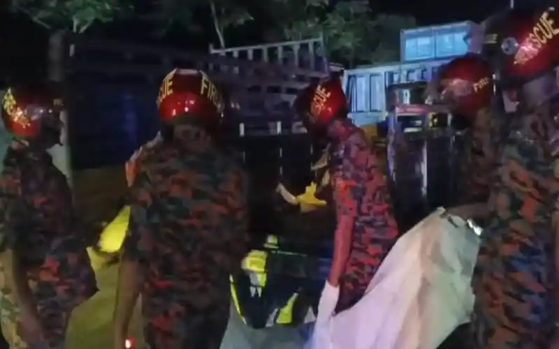 ফায়ার সার্ভিস কর্মীরা দুর্ঘটনা স্থানে উদ্ধার কাজ করছে।. Channel i News - চ্যানেল আই নিউজ