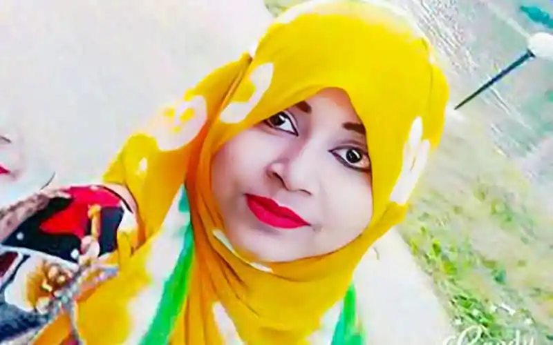 স্মার্ট তরুণী হেলমেট পরা, হাস্যোজ্জ্বল ছবি, চ্যানেল আই অনলাইন. Channel i News - চ্যানেল আই নিউজ