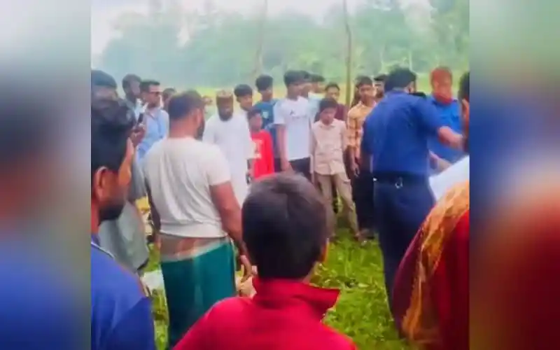 জনতা ও পুলিশ সদস্যরা মাদক বিরোধী ঘটনায় জড়িতদের নিয়ে আলোচনা করছে।. Channel i News - চ্যানেল আই নিউজ