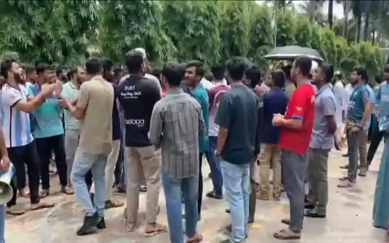 বিশ্ববিদ্যালয় ক্যাম্পাসে শিক্ষার্থীদের আন্দোলন ও আলোচনা. Channel i News - চ্যানেল আই নিউজ