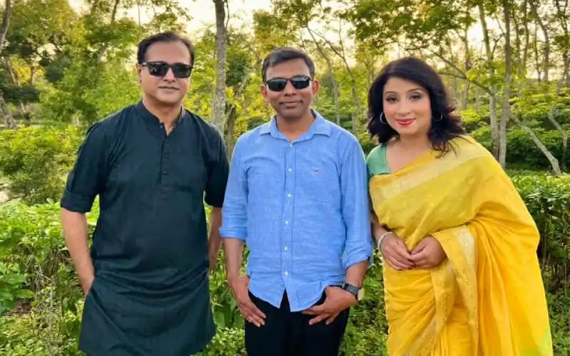 চ্যানেল আই অনলাইন সংবাদ portal এর জন্য ছবি, তিনজন ব্যক্তি প্রকৃতির মাঝে দাঁড়িয়ে. Channel i News - চ্যানেল আই নিউজ