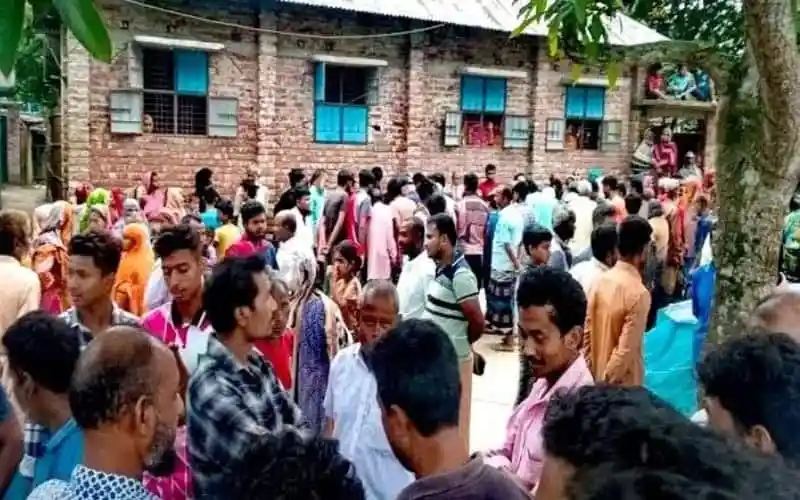 দিনাজপুরে জমি বিরোধে নিহতের পরিবারের সদস্য ও স্থানীয়রা. Channel i News - চ্যানেল আই নিউজ
