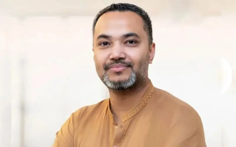 স্মার্ট ব্যক্তির হাসিমুখের ছবি, আধুনিক পোশাক পরিহিত. Channel i News - চ্যানেল আই নিউজ
