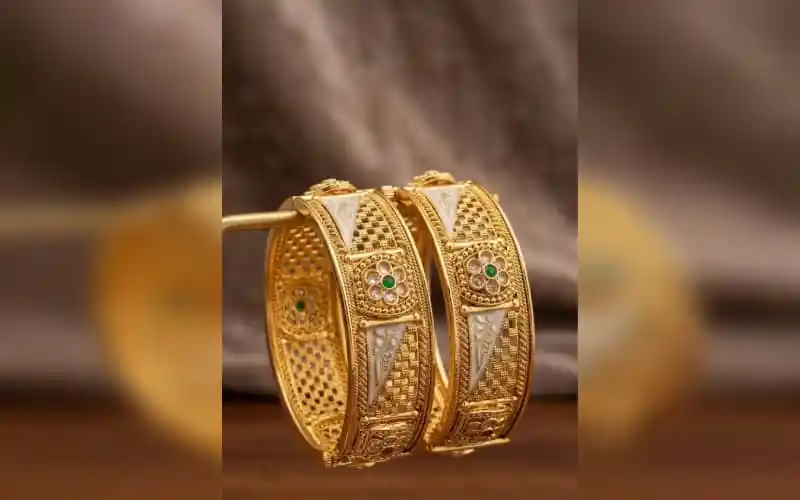 সোনার কানের দুলের ছবি, বাংলার ঐতিহ্যবাহী ডিজাইন. Channel i News - চ্যানেল আই নিউজ