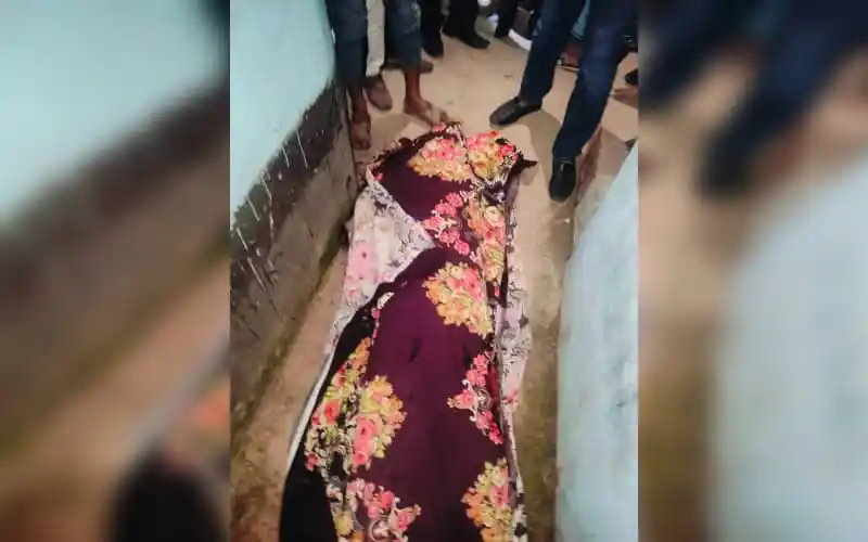 নিহত যুবকের দেহ রাস্তার পাশে পড়ে রয়েছে, চারপাশে লোকজন।. Channel i News - চ্যানেল আই নিউজ