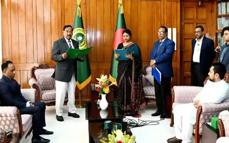 নুসরাত তাবাসসুম এমপি হিসেবে শপথ গ্রহণের সময়।. Channel i News - চ্যানেল আই নিউজ