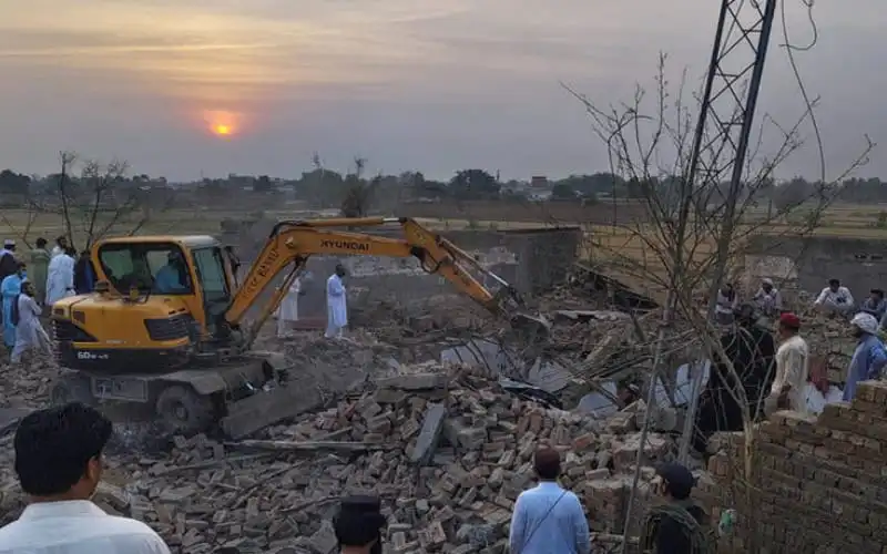 পাকিস্তানে বোমা হামলার পর ধ্বংসস্তূপের ধ্বংসাবশেষ ও উদ্ধারকর্মীরা. Channel i News - চ্যানেল আই নিউজ