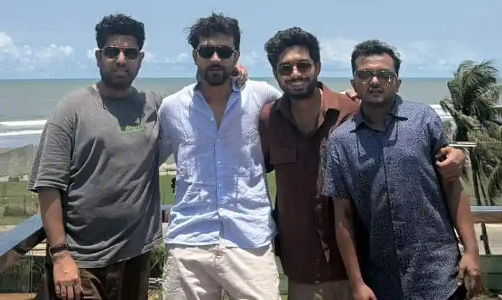 চার বন্ধু সমুদ্রের পেছনে হাসিমুখে ছবি তুলছে. Channel i News - চ্যানেল আই নিউজ
