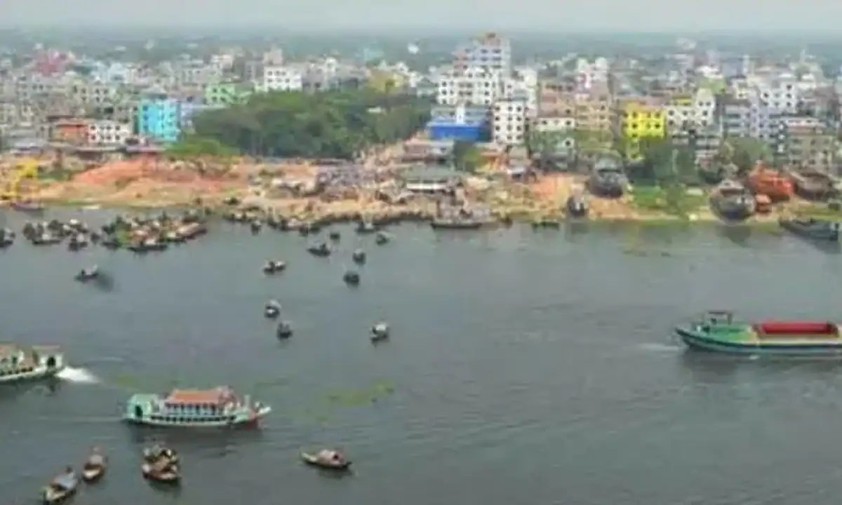 নারায়ণগঞ্জে নৌযান ও বাল্কহেডের সংঘর্ষের দৃশ্য. Channel i News - চ্যানেল আই নিউজ