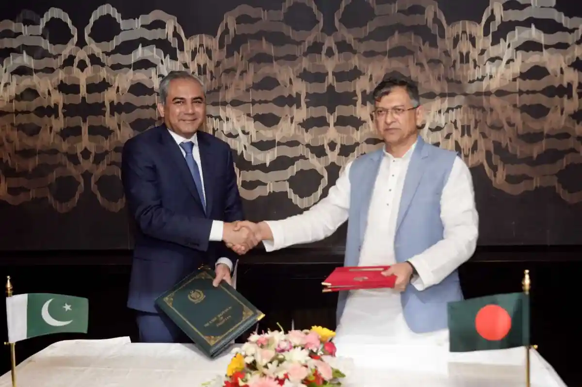 বাংলাদেশ ও পাকিস্তানের প্রতিনিধিরা মাদকবিরোধী চুক্তি স্বাক্ষর করছেন. Channel i News - চ্যানেল আই নিউজ
