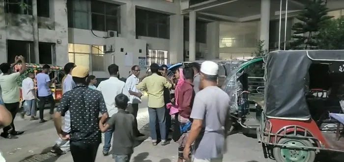 নিহতদের জন্য শোক প্রকাশ করছে মানুষ, দুর্ঘটনাস্থলে ভিড়. Channel i News - চ্যানেল আই নিউজ