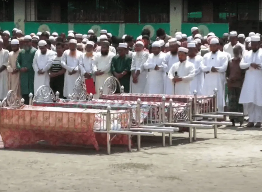 শোকপ্রকাশের জন্য মুসল্লিরা দাফনের জন্য প্রস্তুত. Channel i News - চ্যানেল আই নিউজ