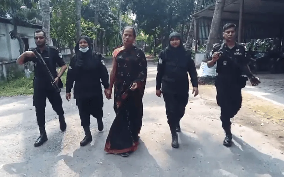 পুলিশের সঙ্গে একজন নারীসহ চারজনের চলাচল, তৃতীয় লিঙ্গের দলের সঙ্গে সংঘর্ষের ঘটনা. Channel i News - চ্যানেল আই নিউজ