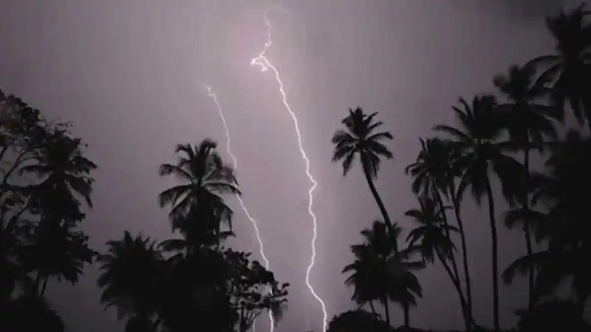 বজ্রপাতের সময় আকাশে ঝড়ো বাতাসের সাথে বজ্রের আলো. Channel i News - চ্যানেল আই নিউজ
