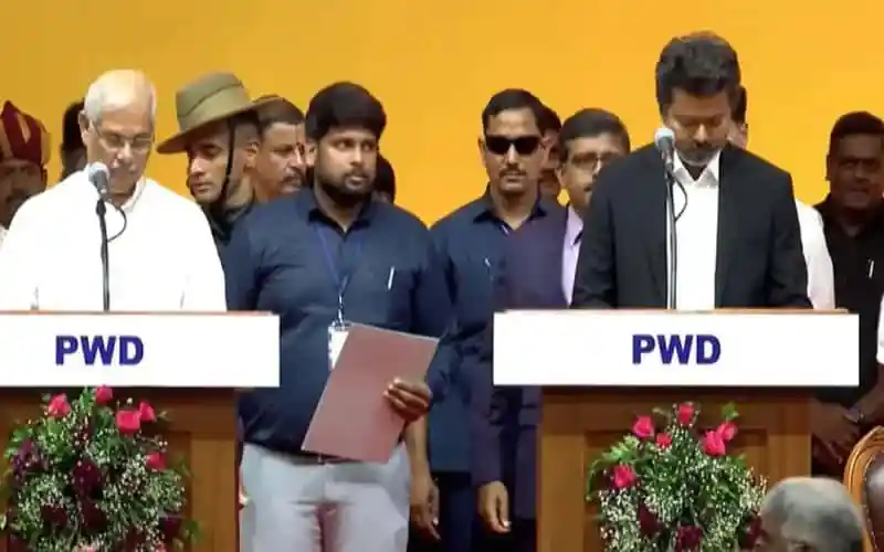 তামিলনাড়ুর মুখ্যমন্ত্রী হিসেবে শপথ গ্রহণের সময় ছবি।. Channel i News - চ্যানেল আই নিউজ