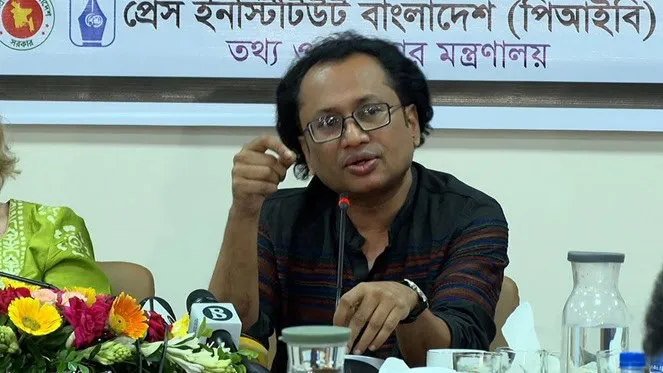 বাংলাদেশের একজন সাংবাদিক সংবাদ সম্মেলনে বক্তব্য দিচ্ছেন. Channel i News - চ্যানেল আই নিউজ
