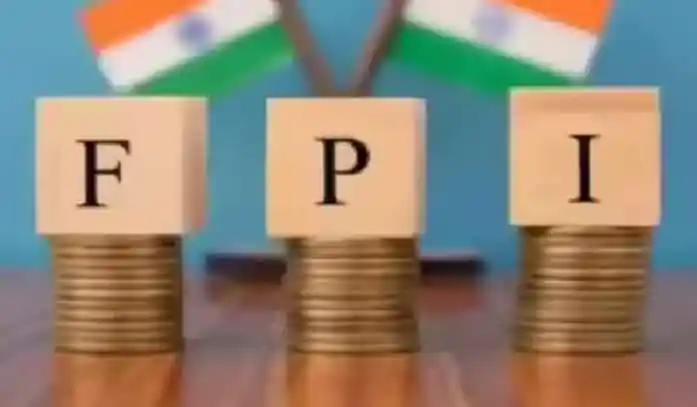 এক মাসে ভারতের শেয়ার বাজার থেকে ৩৩ হাজার কোটি রুপি তুলে নিয়েছে বিদেশি বিনিয়োগকারীরা