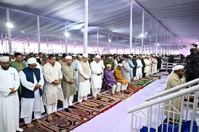 নামাজের জন্য জাতীয় ঈদগাহে মুসল্লিরা প্রার্থনা করছেন. Channel i News - চ্যানেল আই নিউজ