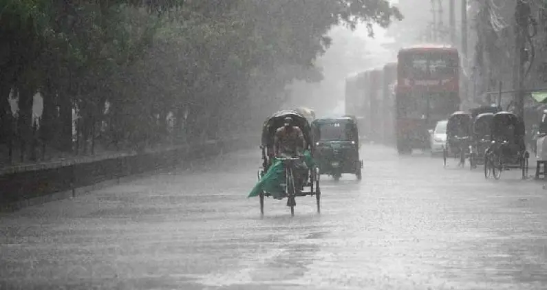 বৃষ্টির কারণে ঢাকার রাস্তায় যানবাহন ও মানুষজনের চলাচল ব্যাহত. Channel i News - চ্যানেল আই নিউজ