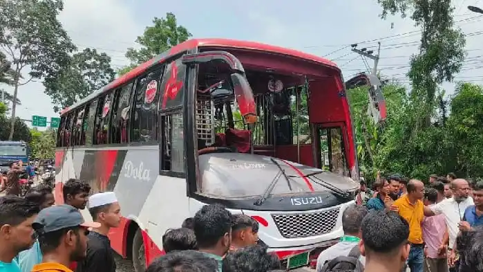 গোপালগঞ্জে বাস ও মোটরসাইকেলের সংঘর্ষের ছবি, নিহত ৫. Channel i News - চ্যানেল আই নিউজ