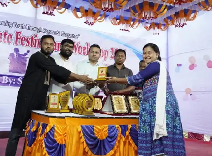 অতিথিরা পুরস্কার গ্রহণ করছেন চতুর্থ এসডিএস ডিবেট ফেস্টিভাল. Channel i News - চ্যানেল আই নিউজ