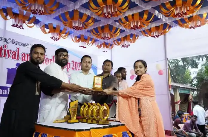 অতিথিরা পুরস্কার বিতরণ অনুষ্ঠানে অংশগ্রহণ করছেন. Channel i News - চ্যানেল আই নিউজ