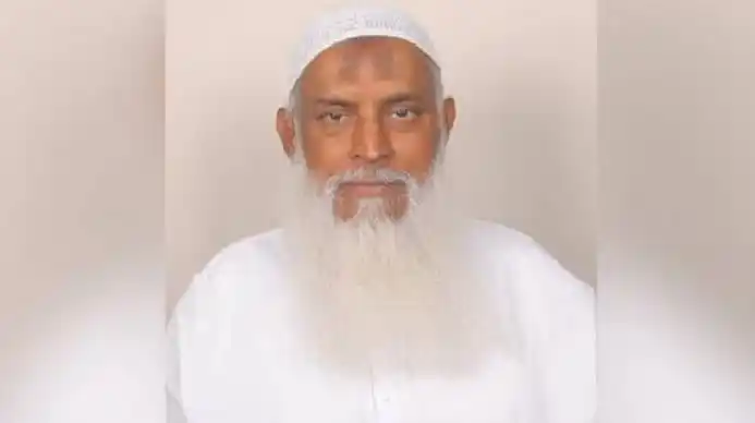 বাংলাদেশের একজন ধর্মীয় নেতা, সাদা পাগড়ি পরিহিত।. Channel i News - চ্যানেল আই নিউজ