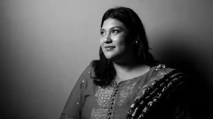 কারিনা কায়সার এর কালো-সাদা ছবি, মুখের দিক থেকে কিছুটা বাঁ দিকে তাকানো. Channel i News - চ্যানেল আই নিউজ