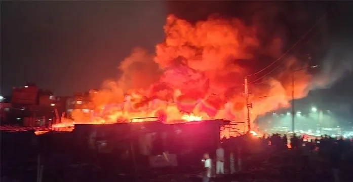 কালশী বস্তিতে ভয়াবহ অগ্নিকাণ্ড, আগুনের ধোঁয়া ও লেলিহান শিখা. Channel i News - চ্যানেল আই নিউজ