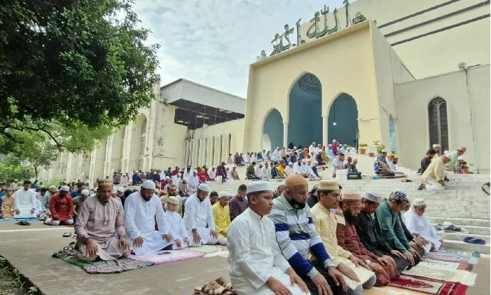 বায়তুল মোকাররমে ঈদের প্রথম জামাতে হাজারো মানুষ